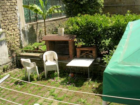 Abitazione in Sant'Anastasia (Napoli) Via Casaliciello 15 (scala A, piano terra, interno 1). Composto da: Ingresso, ripostiglio, cucina, 2 WC, 2 camere, soggiorno balcone e veranda + cantina, ampia corte esclusiva. Identificativi [N.C.E.U.] Categoria Catastale A2 foglio 13 part. 887 sub. 68 (compresa cantina ad uso esclusivo). Mq 129. Libero. Piena proprietà