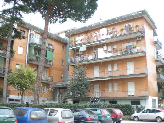 Abitazione in Sant'Anastasia (Napoli) Via Casaliciello 15 (scala B, piano primo, interno 6). Composto da: Ingresso, 3 camere, cucina, 2 wc, ripostiglio e balcone + cantina. Identificativi [N.C.E.U.] Categoria Catastale A2 foglio 13 part. 887 sub. 89 (compreso cantina ad uso esclusivo). Mq 105. Libero. Piena proprietà