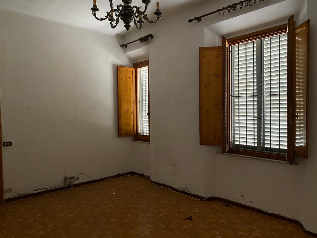 Abitazione in Siena (Siena) Via Pian D'Ovile 32 (piano terra, interno 1). Composto da: Disimpegno, 4 camere, cucina, bagno, ripostiglio, Identificativi [N.C.E.U.] Categoria Catastale A2 foglio 68 part. 267 sub.1. Mq 129. Libero. Piena proprietà