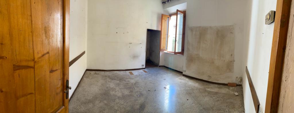 Abitazione in Siena (Siena) Via Pian D'Ovile 32 (piano terra, interno 1). Composto da: Disimpegno, 4 camere, cucina, bagno, ripostiglio, Identificativi [N.C.E.U.] Categoria Catastale A2 foglio 68 part. 267 sub.1. Mq 129. Libero. Piena proprietà