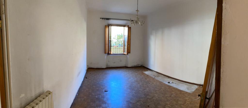 Abitazione in Siena (Siena) Via Pian D'Ovile 32 (piano terra, interno 1). Composto da: Disimpegno, 4 camere, cucina, bagno, ripostiglio, Identificativi [N.C.E.U.] Categoria Catastale A2 foglio 68 part. 267 sub.1. Mq 129. Libero. Piena proprietà