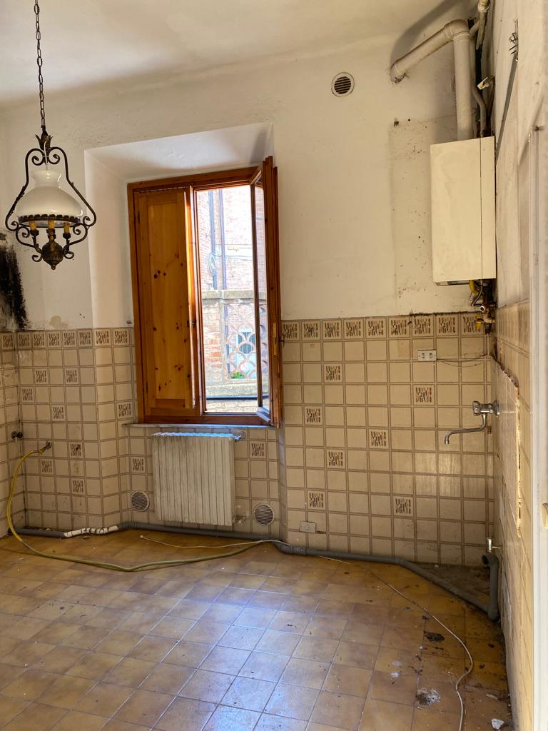 Abitazione in Siena (Siena) Via Pian D'Ovile 32 (piano terra, interno 1). Composto da: Disimpegno, 4 camere, cucina, bagno, ripostiglio, Identificativi [N.C.E.U.] Categoria Catastale A2 foglio 68 part. 267 sub.1. Mq 129. Libero. Piena proprietà