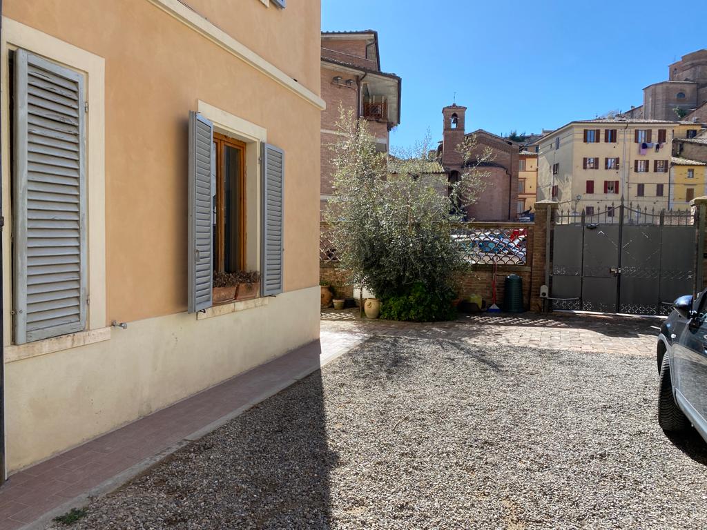 Abitazione in Siena (Siena) Via Pian D'Ovile 32 (piano terra, interno 1). Composto da: Disimpegno, 4 camere, cucina, bagno, ripostiglio, Identificativi [N.C.E.U.] Categoria Catastale A2 foglio 68 part. 267 sub.1. Mq 129. Libero. Piena proprietà