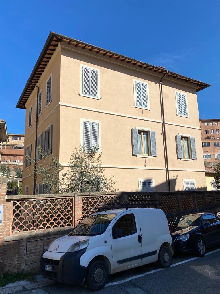 Abitazione in Siena (Siena) Via Pian D'Ovile 33 (piano secondo, interno 3). Composto da: Disimpegno, 4 camere, cucina, bagno, ripostiglio, Identificativi [N.C.E.U.] Categoria Catastale A2 foglio 68 part. 267 sub.3. Mq 129. Libero. Piena proprietà