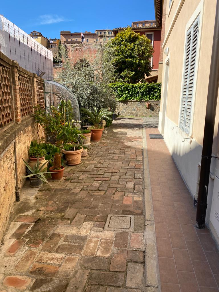 Abitazione in Siena (Siena) Via Pian D'Ovile 33 (piano secondo, interno 3). Composto da: Disimpegno, 4 camere, cucina, bagno, ripostiglio, Identificativi [N.C.E.U.] Categoria Catastale A2 foglio 68 part. 267 sub.3. Mq 129. Libero. Piena proprietà