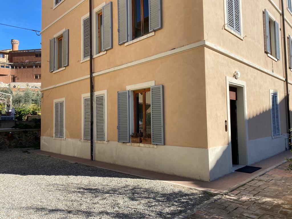 Abitazione in Siena (Siena) Via Pian D'Ovile 33 (piano secondo, interno 3). Composto da: Disimpegno, 4 camere, cucina, bagno, ripostiglio, Identificativi [N.C.E.U.] Categoria Catastale A2 foglio 68 part. 267 sub.3. Mq 129. Libero. Piena proprietà