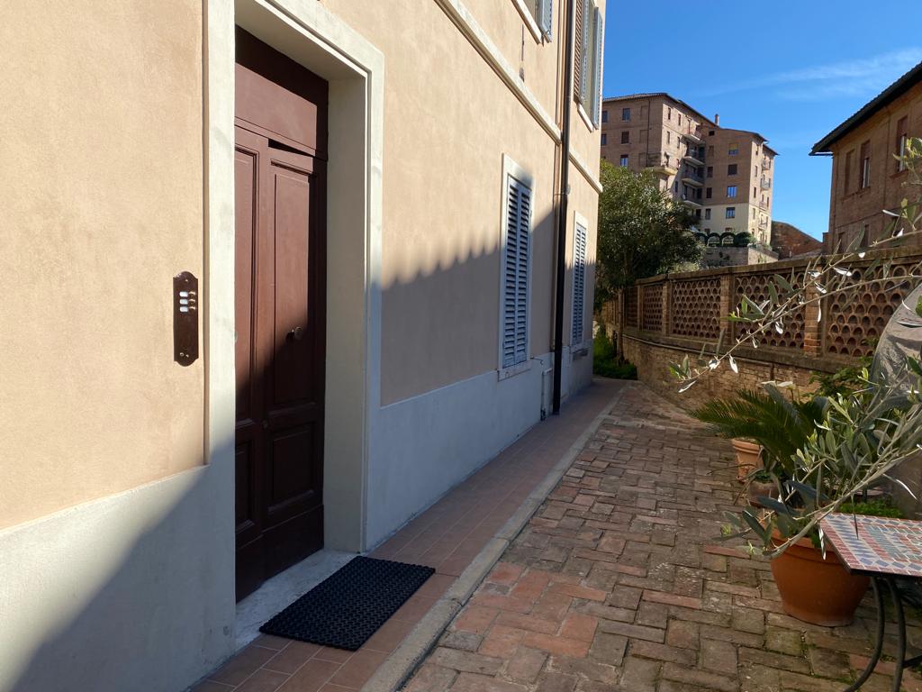 Abitazione in Siena (Siena) Via Pian D'Ovile 33 (piano secondo, interno 3). Composto da: Disimpegno, 4 camere, cucina, bagno, ripostiglio, Identificativi [N.C.E.U.] Categoria Catastale A2 foglio 68 part. 267 sub.3. Mq 129. Libero. Piena proprietà