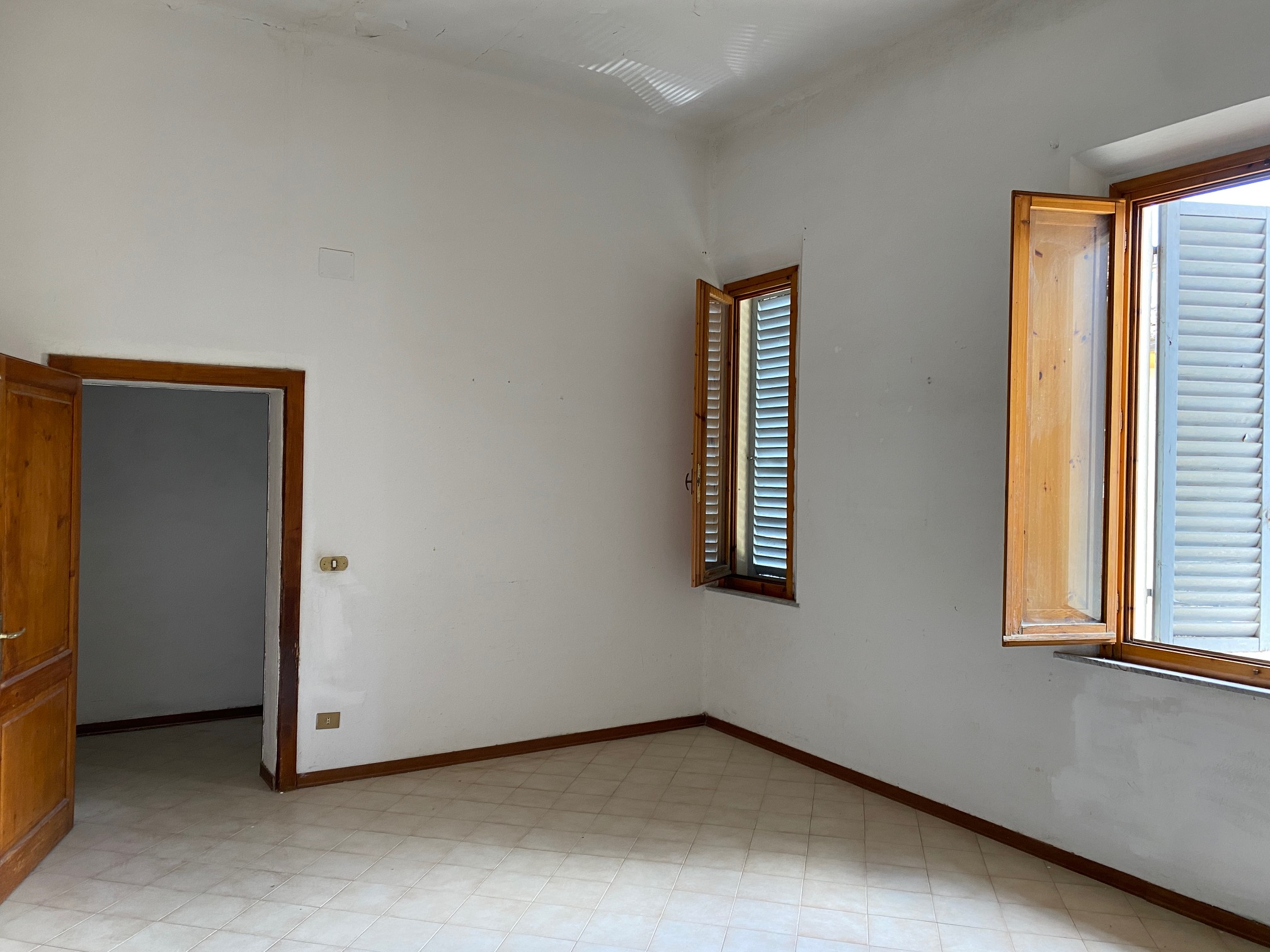 Abitazione in Siena (Siena) Via Pian D'Ovile 33 (piano secondo, interno 3). Composto da: Disimpegno, 4 camere, cucina, bagno, ripostiglio, Identificativi [N.C.E.U.] Categoria Catastale A2 foglio 68 part. 267 sub.3. Mq 129. Libero. Piena proprietà