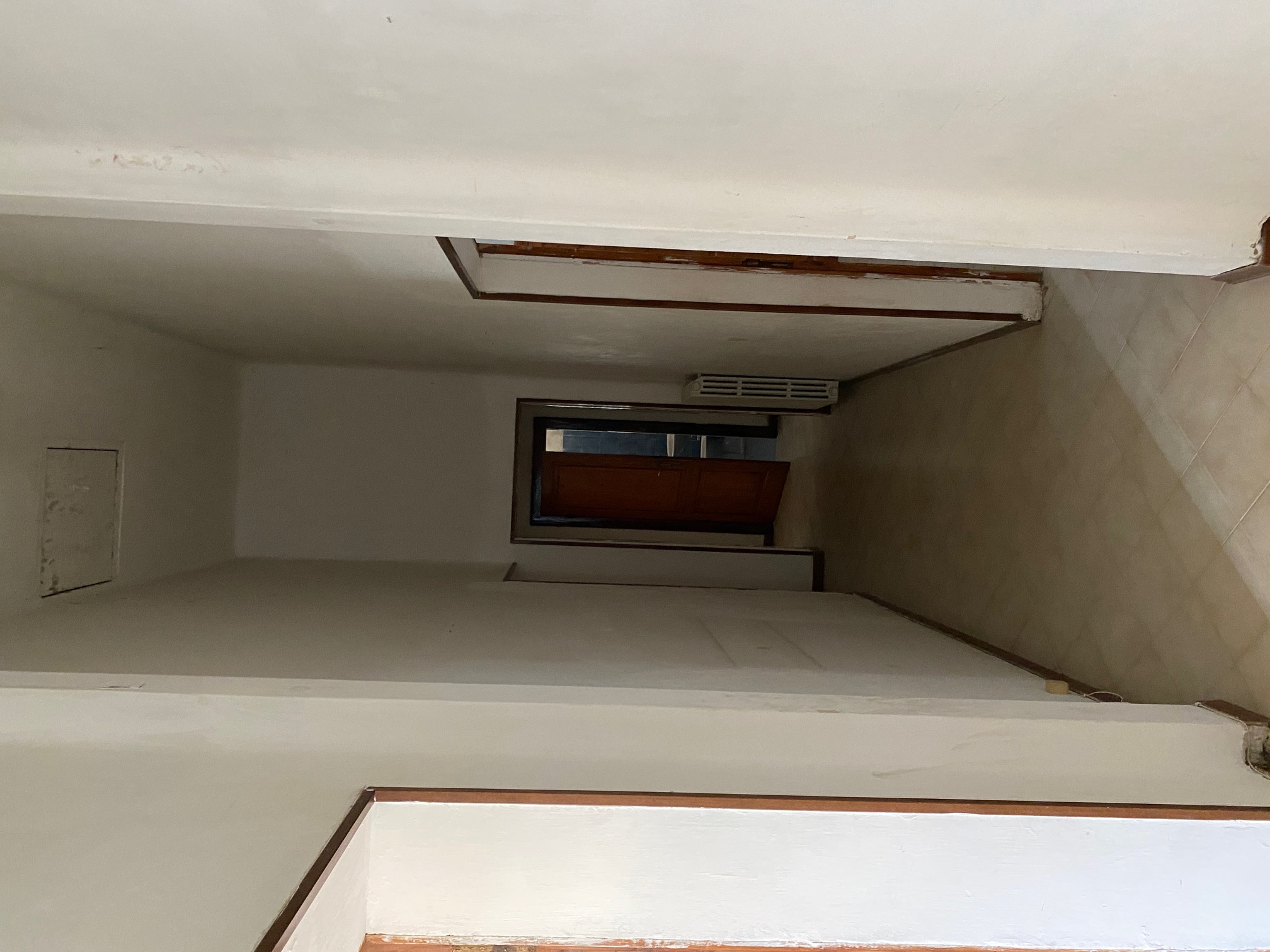 Abitazione in Siena (Siena) Via Pian D'Ovile 33 (piano secondo, interno 3). Composto da: Disimpegno, 4 camere, cucina, bagno, ripostiglio, Identificativi [N.C.E.U.] Categoria Catastale A2 foglio 68 part. 267 sub.3. Mq 129. Libero. Piena proprietà