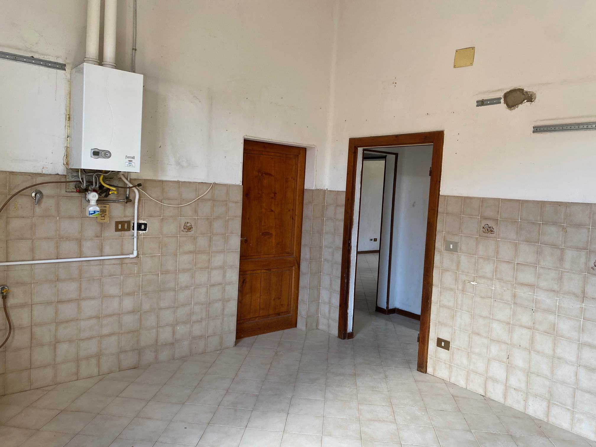 Abitazione in Siena (Siena) Via Pian D'Ovile 33 (piano secondo, interno 3). Composto da: Disimpegno, 4 camere, cucina, bagno, ripostiglio, Identificativi [N.C.E.U.] Categoria Catastale A2 foglio 68 part. 267 sub.3. Mq 129. Libero. Piena proprietà