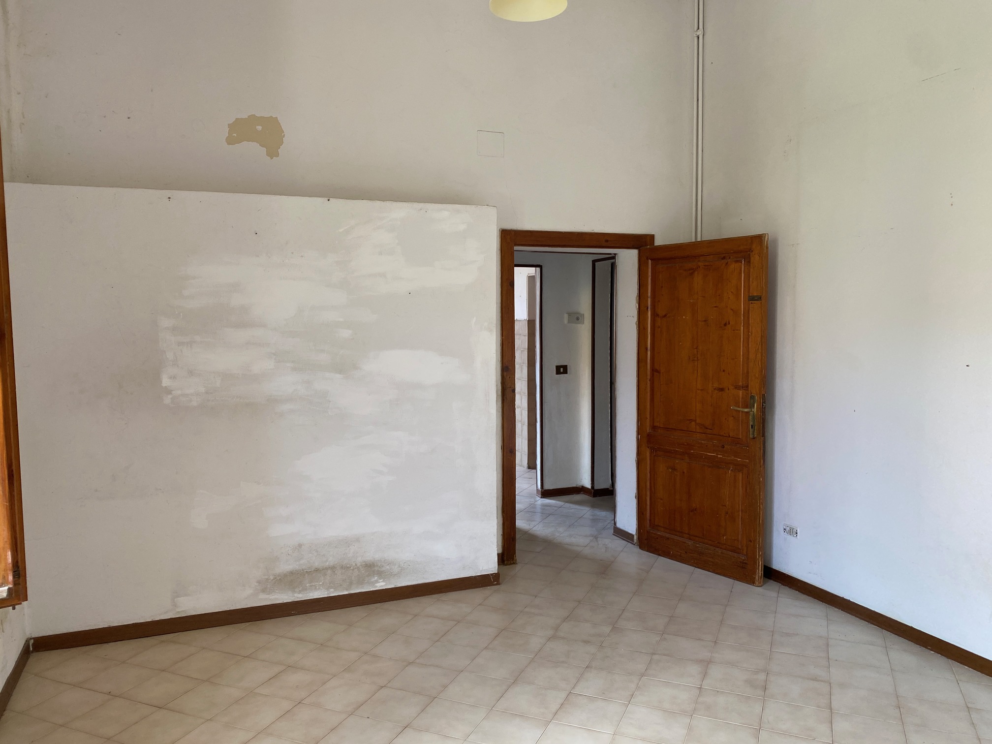 Abitazione in Siena (Siena) Via Pian D'Ovile 33 (piano secondo, interno 3). Composto da: Disimpegno, 4 camere, cucina, bagno, ripostiglio, Identificativi [N.C.E.U.] Categoria Catastale A2 foglio 68 part. 267 sub.3. Mq 129. Libero. Piena proprietà