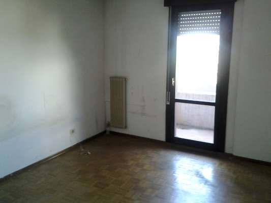 Abitazione in Udine (Udine) Via Luigi E Michele Gortani 60 (scala B, piano terzo, interno 8). Composto da: Ingresso, cucina, soggiorno, 2 bagni, disimpegno, 3 camere e 2 terrazze + Cantina autorimessa. Identificativi [N.C.E.U.] Categoria Catastale A3 foglio 65 part. 1652 sub. 50, con cantina ad uso esclusivo al foglio 65 part. 1652 sub. 34 e autorimessa ad uso esclusivo al foglio 65 part. 1652 sub. 39.. Mq 101. Libero. Piena proprietà