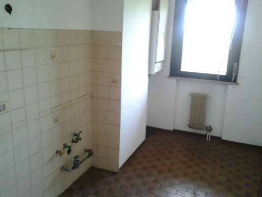 Abitazione in Udine (Udine) Via Luigi E Michele Gortani 60 (scala B, piano terzo, interno 8). Composto da: Ingresso, cucina, soggiorno, 2 bagni, disimpegno, 3 camere e 2 terrazze + Cantina autorimessa. Identificativi [N.C.E.U.] Categoria Catastale A3 foglio 65 part. 1652 sub. 50, con cantina ad uso esclusivo al foglio 65 part. 1652 sub. 34 e autorimessa ad uso esclusivo al foglio 65 part. 1652 sub. 39.. Mq 101. Libero. Piena proprietà