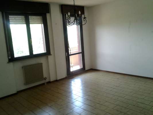Abitazione in Udine (Udine) Via Luigi E Michele Gortani 60 (scala B, piano terzo, interno 8). Composto da: Ingresso, cucina, soggiorno, 2 bagni, disimpegno, 3 camere e 2 terrazze + Cantina autorimessa. Identificativi [N.C.E.U.] Categoria Catastale A3 foglio 65 part. 1652 sub. 50, con cantina ad uso esclusivo al foglio 65 part. 1652 sub. 34 e autorimessa ad uso esclusivo al foglio 65 part. 1652 sub. 39.. Mq 101. Libero. Piena proprietà