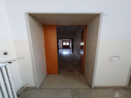 Abitazione in Vittorio Veneto (Treviso) Via Duca D'Aosta 16 (piano terzo, interno 11). Composto da: Ingresso, disimpegno, soggiorno, cucina, due camere, bagno, ripostiglio, tre poggioli + deposito ad uso esclusivo, box auto ad uso esclusivo e deposito ad uso comune. Identificativi [N.C.E.U.] Categoria Catastale A3 foglio 12 part. 950 sub. 14, con deposito ad uso esclusivo al foglio 12 part. 950 sub. 31, box auto ad uso esclusivo al foglio 12 part. 950 sub. 53 e deposito ad uso comune (millesimi di proprietà 50) al foglio 12 part. 950 sub. 64. Mq 100. Libero. Piena proprietà