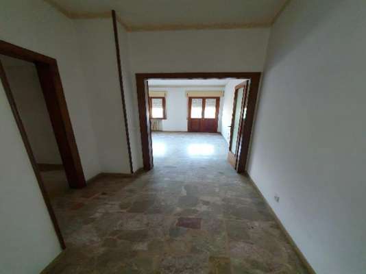 Abitazione in Vittorio Veneto (Treviso) Via Duca D'Aosta 16 (piano terzo, interno 11). Composto da: Ingresso, disimpegno, soggiorno, cucina, due camere, bagno, ripostiglio, tre poggioli + deposito ad uso esclusivo, box auto ad uso esclusivo e deposito ad uso comune. Identificativi [N.C.E.U.] Categoria Catastale A3 foglio 12 part. 950 sub. 14, con deposito ad uso esclusivo al foglio 12 part. 950 sub. 31, box auto ad uso esclusivo al foglio 12 part. 950 sub. 53 e deposito ad uso comune (millesimi di proprietà 50) al foglio 12 part. 950 sub. 64. Mq 100. Libero. Piena proprietà
