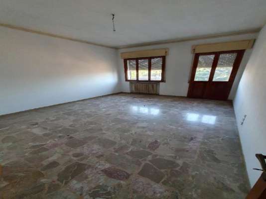 Abitazione in Vittorio Veneto (Treviso) Via Duca D'Aosta 16 (piano terzo, interno 11). Composto da: Ingresso, disimpegno, soggiorno, cucina, due camere, bagno, ripostiglio, tre poggioli + deposito ad uso esclusivo, box auto ad uso esclusivo e deposito ad uso comune. Identificativi [N.C.E.U.] Categoria Catastale A3 foglio 12 part. 950 sub. 14, con deposito ad uso esclusivo al foglio 12 part. 950 sub. 31, box auto ad uso esclusivo al foglio 12 part. 950 sub. 53 e deposito ad uso comune (millesimi di proprietà 50) al foglio 12 part. 950 sub. 64. Mq 100. Libero. Piena proprietà