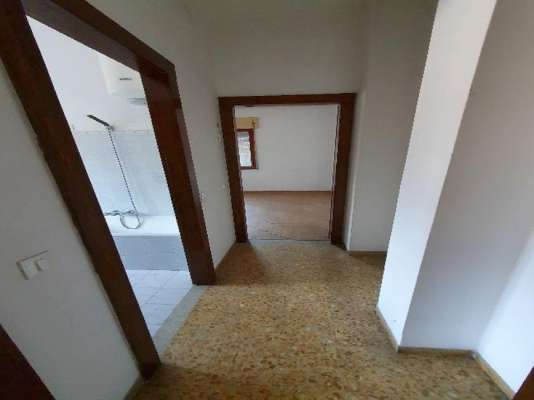 Abitazione in Vittorio Veneto (Treviso) Via Duca D'Aosta 16 (piano terzo, interno 11). Composto da: Ingresso, disimpegno, soggiorno, cucina, due camere, bagno, ripostiglio, tre poggioli + deposito ad uso esclusivo, box auto ad uso esclusivo e deposito ad uso comune. Identificativi [N.C.E.U.] Categoria Catastale A3 foglio 12 part. 950 sub. 14, con deposito ad uso esclusivo al foglio 12 part. 950 sub. 31, box auto ad uso esclusivo al foglio 12 part. 950 sub. 53 e deposito ad uso comune (millesimi di proprietà 50) al foglio 12 part. 950 sub. 64. Mq 100. Libero. Piena proprietà