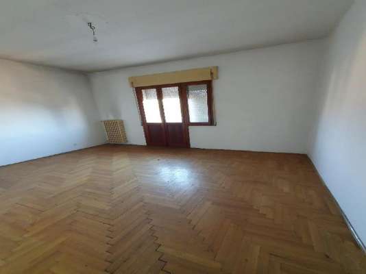 Abitazione in Vittorio Veneto (Treviso) Via Duca D'Aosta 16 (piano terzo, interno 11). Composto da: Ingresso, disimpegno, soggiorno, cucina, due camere, bagno, ripostiglio, tre poggioli + deposito ad uso esclusivo, box auto ad uso esclusivo e deposito ad uso comune. Identificativi [N.C.E.U.] Categoria Catastale A3 foglio 12 part. 950 sub. 14, con deposito ad uso esclusivo al foglio 12 part. 950 sub. 31, box auto ad uso esclusivo al foglio 12 part. 950 sub. 53 e deposito ad uso comune (millesimi di proprietà 50) al foglio 12 part. 950 sub. 64. Mq 100. Libero. Piena proprietà