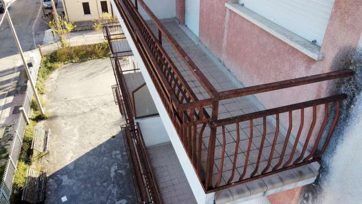 Abitazione in Vittorio Veneto (Treviso) Via Duca D'Aosta 16 (piano terzo, interno 11). Composto da: Ingresso, disimpegno, soggiorno, cucina, due camere, bagno, ripostiglio, tre poggioli + deposito ad uso esclusivo, box auto ad uso esclusivo e deposito ad uso comune. Identificativi [N.C.E.U.] Categoria Catastale A3 foglio 12 part. 950 sub. 14, con deposito ad uso esclusivo al foglio 12 part. 950 sub. 31, box auto ad uso esclusivo al foglio 12 part. 950 sub. 53 e deposito ad uso comune (millesimi di proprietà 50) al foglio 12 part. 950 sub. 64. Mq 100. Libero. Piena proprietà