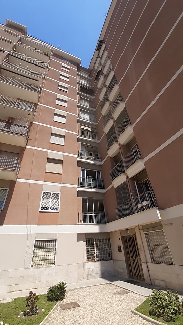APPARTAMENTO INT.14 DI 5,5 VANI CON ASCENSORE + BALCONI. Dati catastali [N.C.E.U.]: cat.A/3, fg. 837, part.117, sub.10. Sup cat.89. Piena proprietà lotto libero.