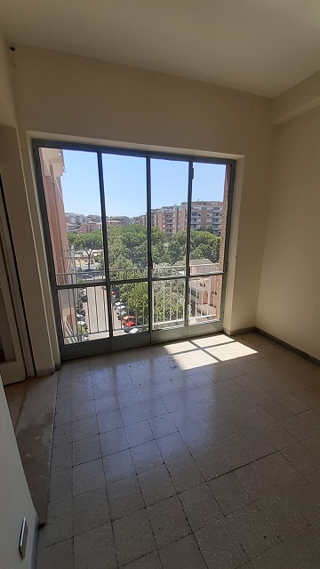 APPARTAMENTO INT.14 DI 5,5 VANI CON ASCENSORE + BALCONI. Dati catastali [N.C.E.U.]: cat.A/3, fg. 837, part.117, sub.10. Sup cat.89. Piena proprietà lotto libero.