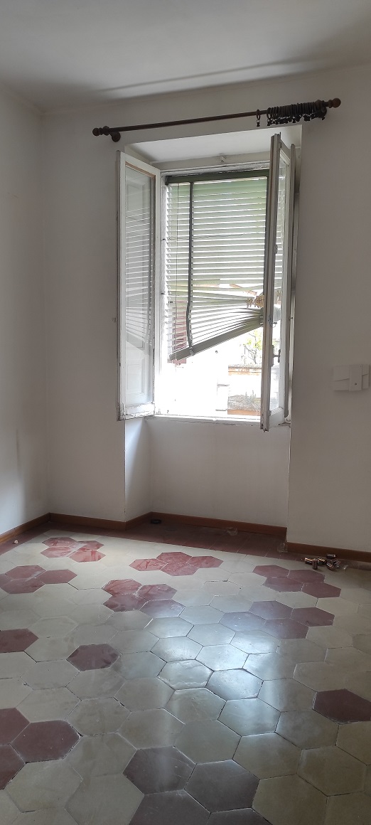 APPARTAMENTO INT.8 DI 3,5 VANI SENZA ASCENSORE + ASSENTE. Dati catastali [N.C.E.U.]: cat.A/4, fg. 516, part.108, sub.29. Sup cat.60. Piena proprietà lotto libero.