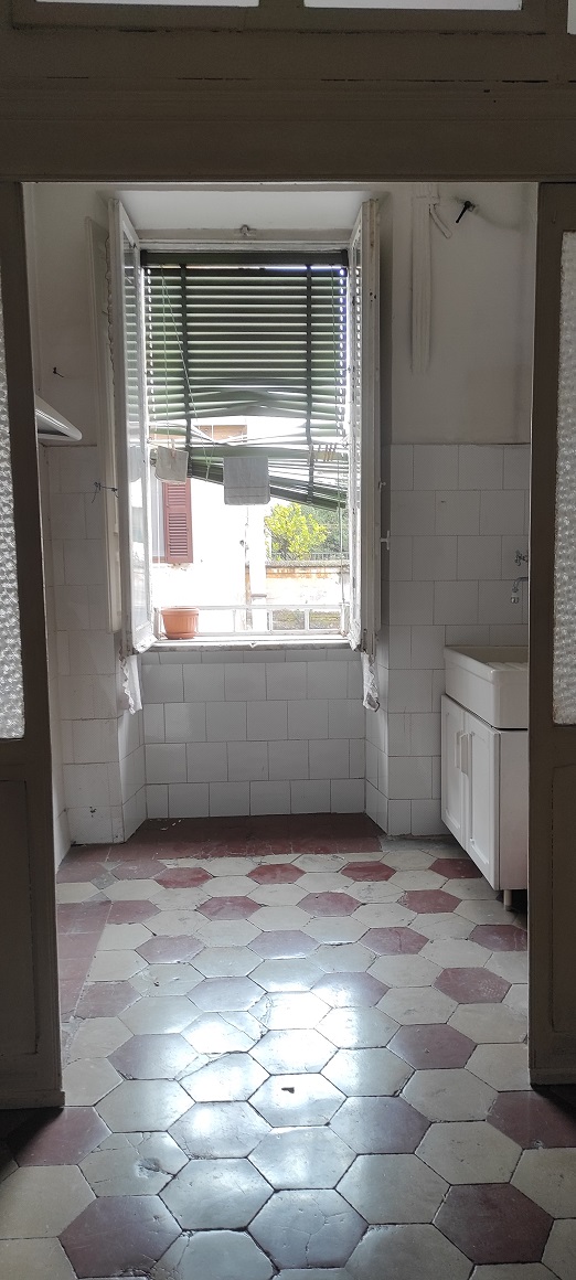 APPARTAMENTO INT.8 DI 3,5 VANI SENZA ASCENSORE + ASSENTE. Dati catastali [N.C.E.U.]: cat.A/4, fg. 516, part.108, sub.29. Sup cat.60. Piena proprietà lotto libero.