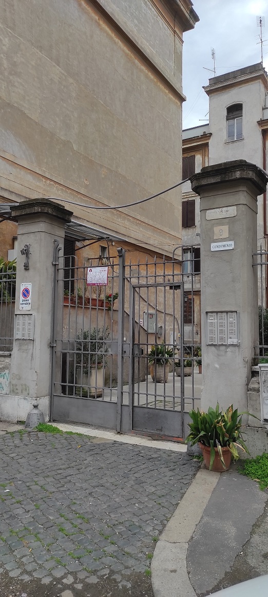 APPARTAMENTO INT.8 DI 3,5 VANI SENZA ASCENSORE + ASSENTE. Dati catastali [N.C.E.U.]: cat.A/4, fg. 516, part.108, sub.29. Sup cat.60. Piena proprietà lotto libero.
