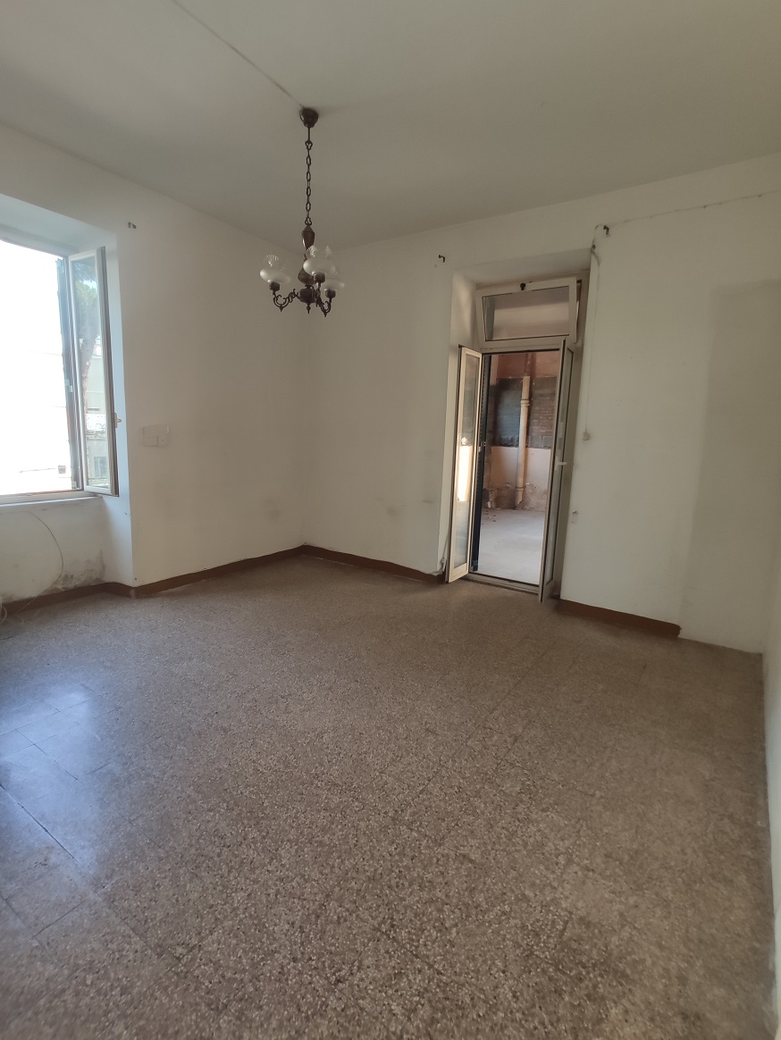 APPARTAMENTO INT.7 DI 3 VANI SENZA ASCENSORE + TERRAZZO. Dati catastali [N.C.E.U.]: cat.A/2, fg. 373, part.44, sub.91. Sup cat.62. Piena proprietà lotto libero.