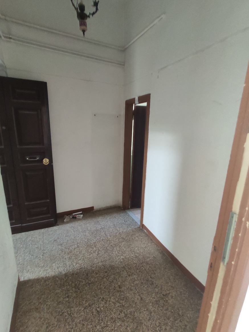 APPARTAMENTO INT.7 DI 3 VANI SENZA ASCENSORE + TERRAZZO. Dati catastali [N.C.E.U.]: cat.A/2, fg. 373, part.44, sub.91. Sup cat.62. Piena proprietà lotto libero.