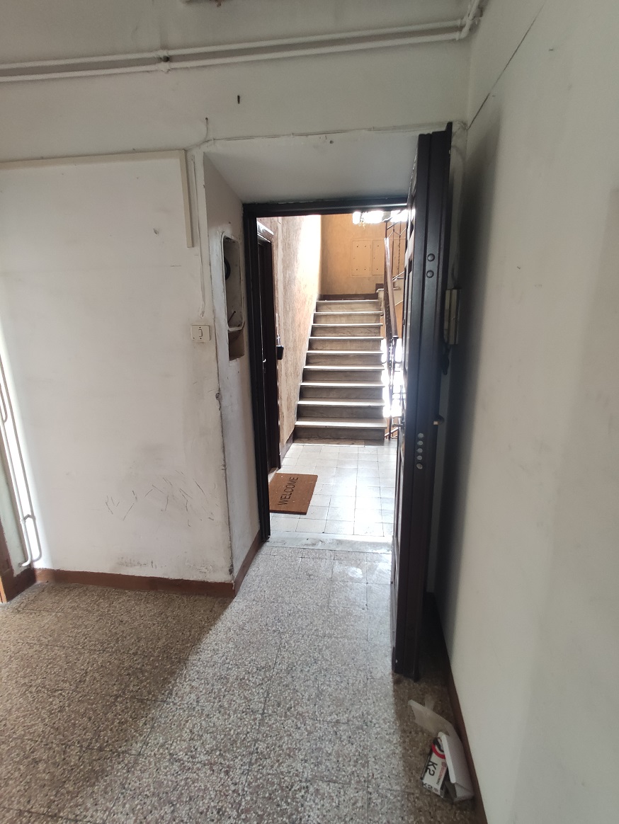 APPARTAMENTO INT.7 DI 3 VANI SENZA ASCENSORE + TERRAZZO. Dati catastali [N.C.E.U.]: cat.A/2, fg. 373, part.44, sub.91. Sup cat.62. Piena proprietà lotto libero.