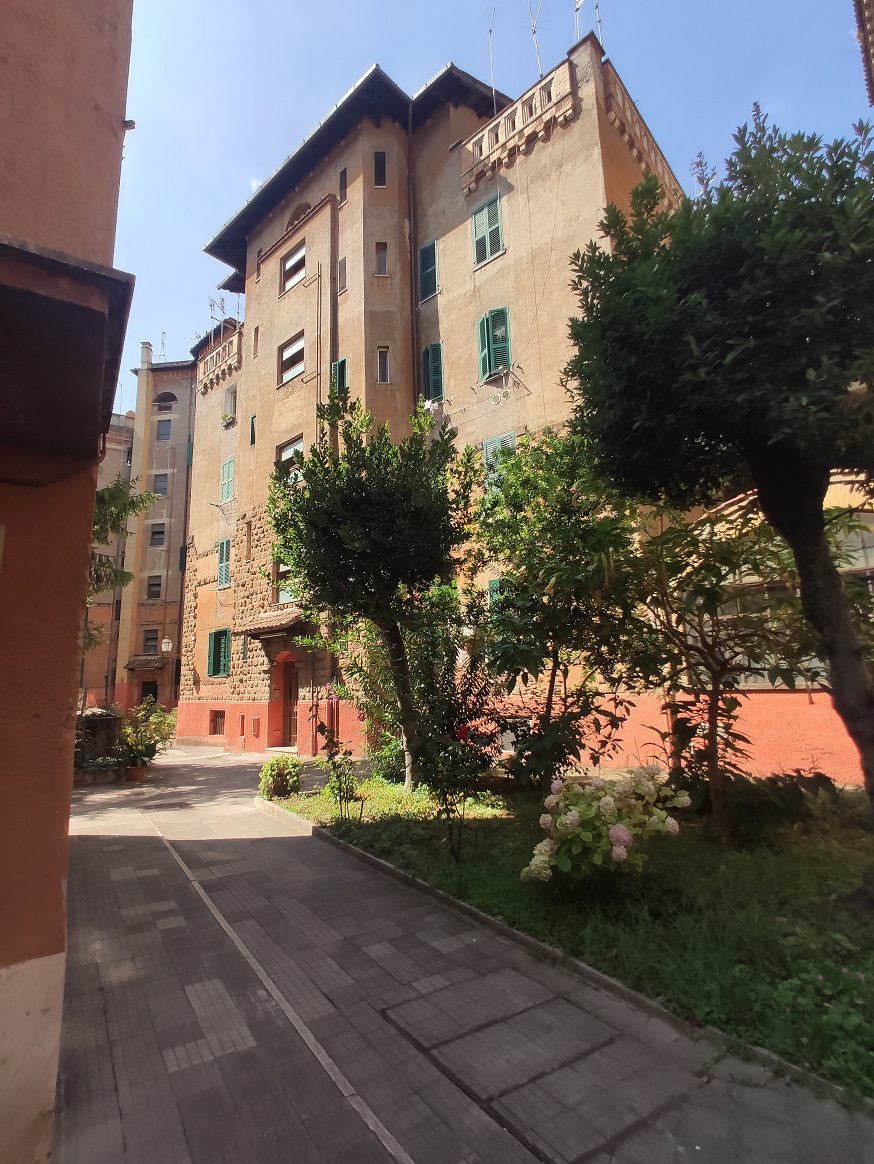 APPARTAMENTO INT.7 DI 3 VANI SENZA ASCENSORE + TERRAZZO. Dati catastali [N.C.E.U.]: cat.A/2, fg. 373, part.44, sub.91. Sup cat.62. Piena proprietà lotto libero.
