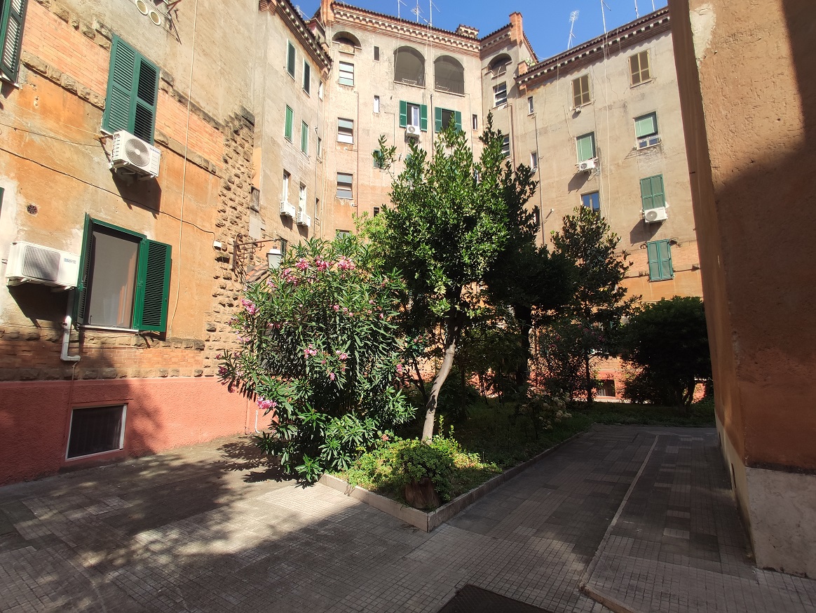 APPARTAMENTO INT.7 DI 3 VANI SENZA ASCENSORE + TERRAZZO. Dati catastali [N.C.E.U.]: cat.A/2, fg. 373, part.44, sub.91. Sup cat.62. Piena proprietà lotto libero.