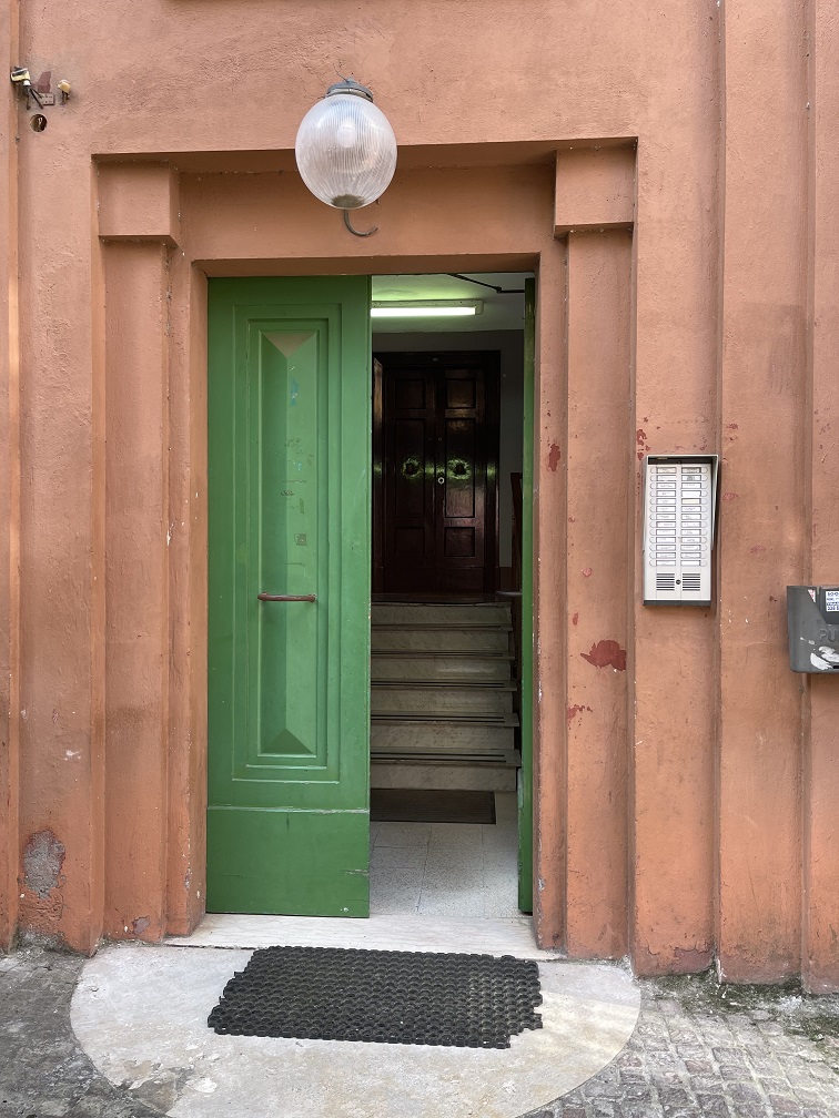 APPARTAMENTO INT.13 DI 3 VANI SENZA ASCENSORE + BALCONE. Dati catastali [N.C.E.U.]: cat.A/4, fg. 267, part.47, sub.58. Sup cat.51. Piena proprietà lotto libero.