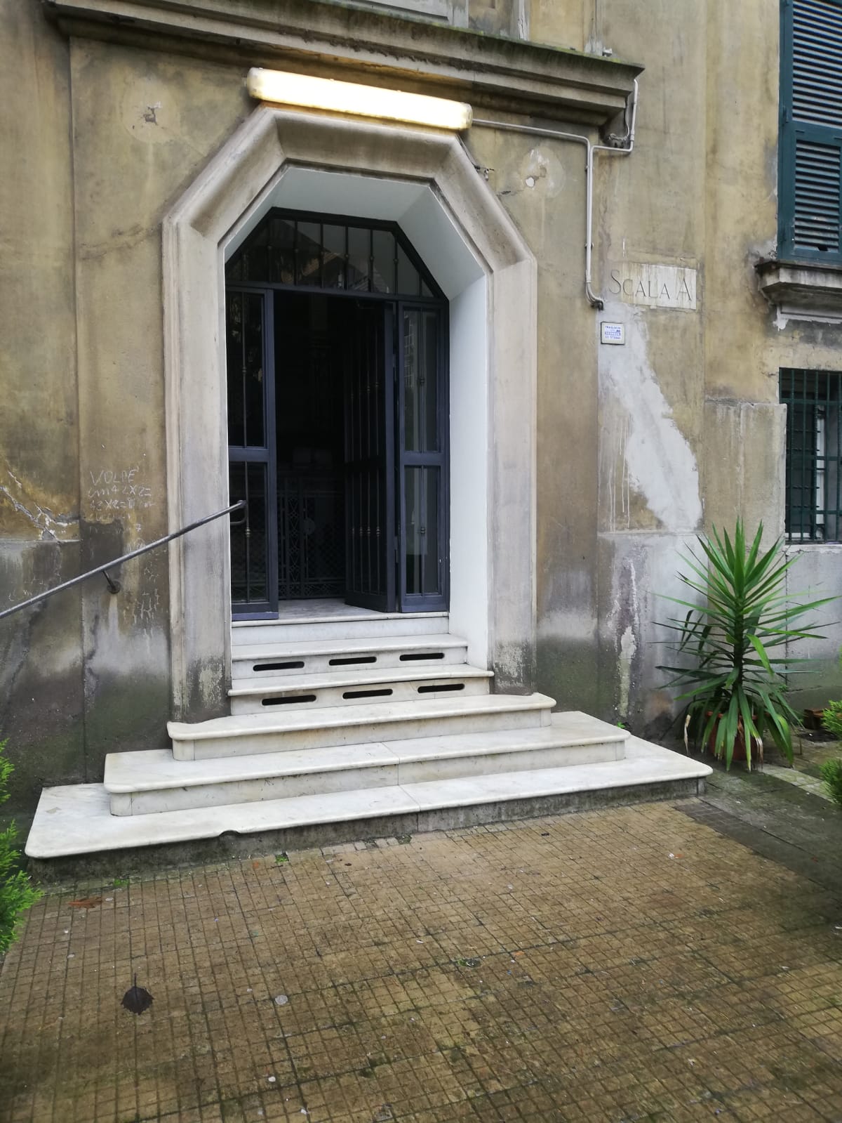 APPARTAMENTO INT.4 DI 6,5 VANI CON ASCENSORE + CANTINE
BALCONI. Dati catastali [N.C.E.U.]: cat.A/2, fg. 502, part.44, sub.14. Sup cat.134. Piena proprietà lotto libero.