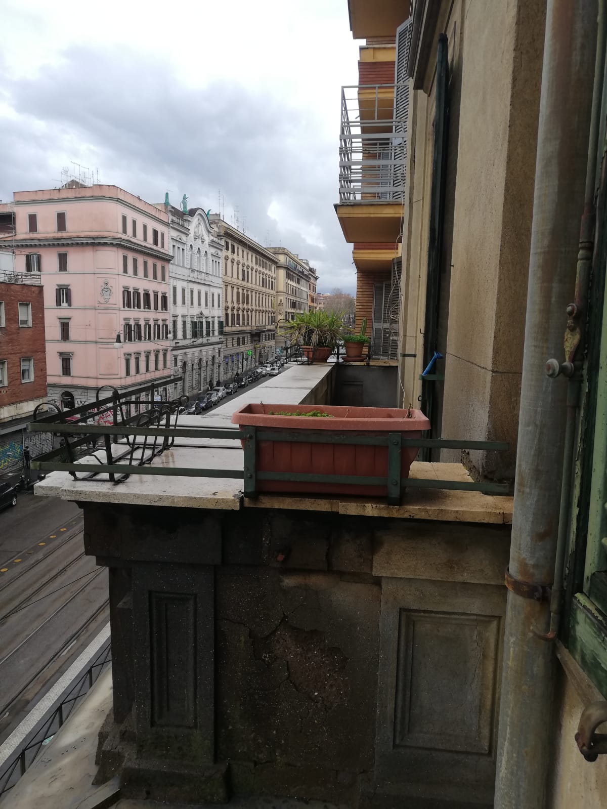 APPARTAMENTO INT.4 DI 6,5 VANI CON ASCENSORE + CANTINE
BALCONI. Dati catastali [N.C.E.U.]: cat.A/2, fg. 502, part.44, sub.14. Sup cat.134. Piena proprietà lotto libero.