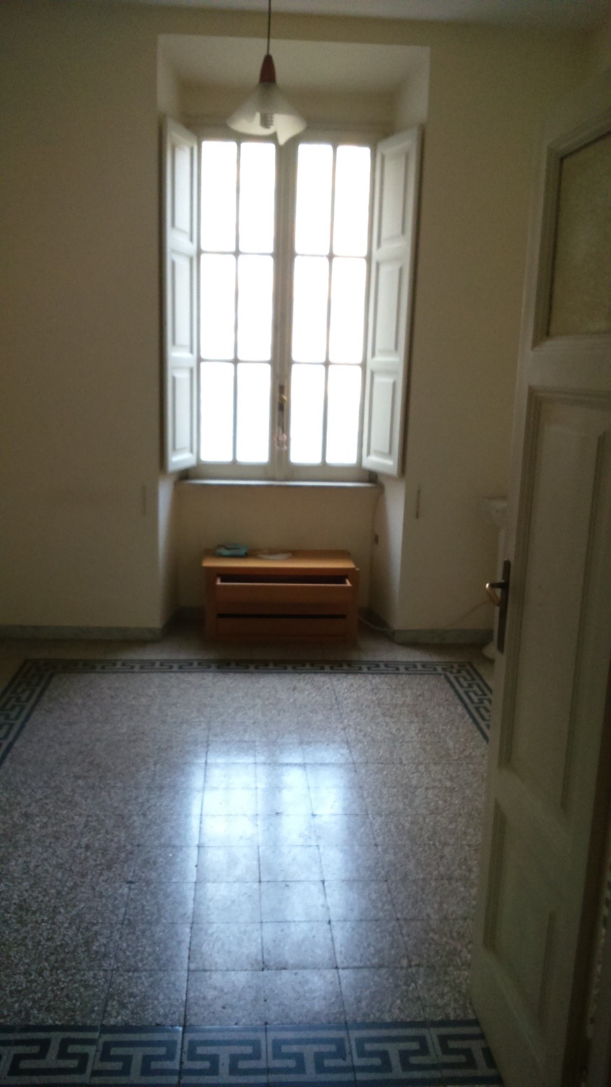 APPARTAMENTO INT.4 DI 6,5 VANI CON ASCENSORE + CANTINE
BALCONI. Dati catastali [N.C.E.U.]: cat.A/2, fg. 502, part.44, sub.14. Sup cat.134. Piena proprietà lotto libero.