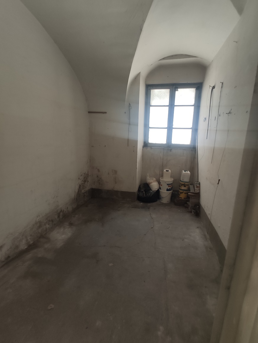 APPARTAMENTO INT.4 DI 6,5 VANI CON ASCENSORE + CANTINE
BALCONI. Dati catastali [N.C.E.U.]: cat.A/2, fg. 502, part.44, sub.14. Sup cat.134. Piena proprietà lotto libero.