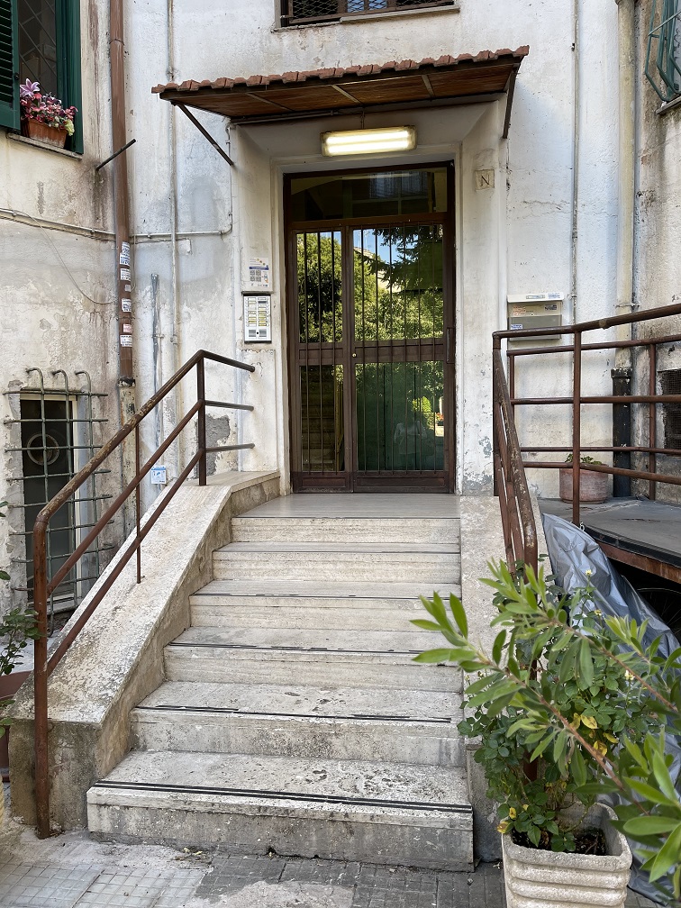 APPARTAMENTO INT.8 DI 5 VANI CON ASCENSORE + ASSENTE. Dati catastali [N.C.E.U.]: cat.A/4, fg. 825, part.19, sub.11. Sup cat.74. Piena proprietà lotto libero.