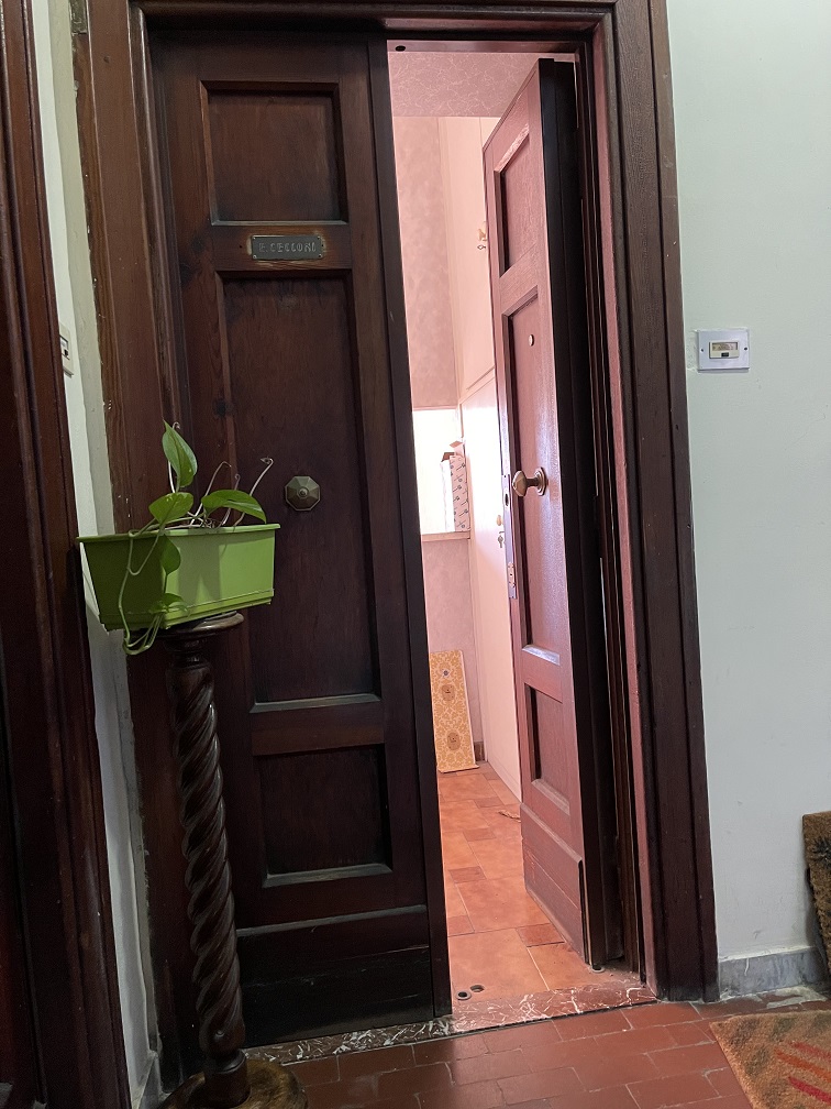 APPARTAMENTO INT.8 DI 5 VANI CON ASCENSORE + ASSENTE. Dati catastali [N.C.E.U.]: cat.A/4, fg. 825, part.19, sub.11. Sup cat.74. Piena proprietà lotto libero.
