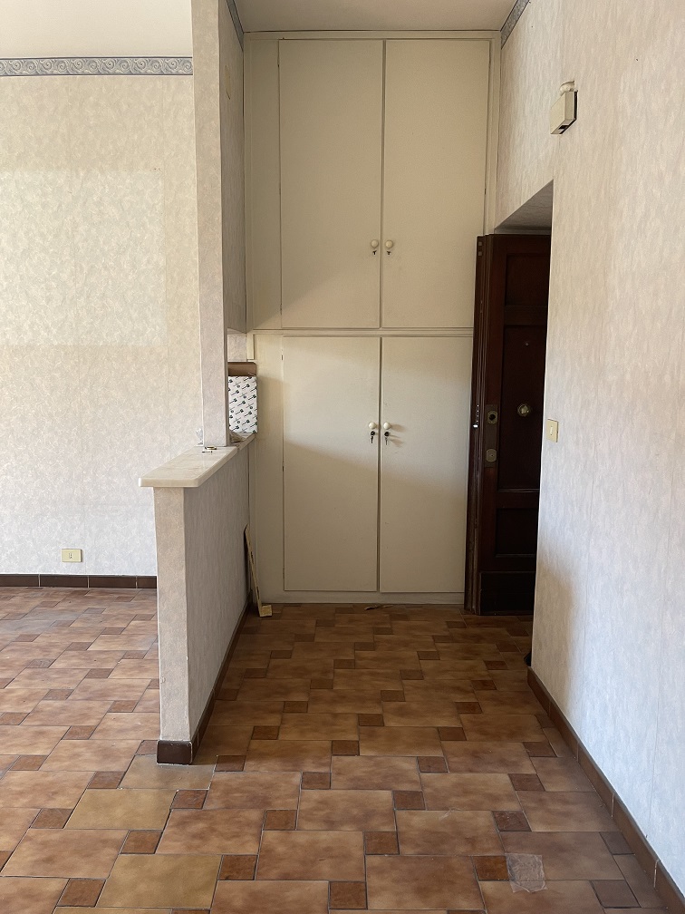 APPARTAMENTO INT.8 DI 5 VANI CON ASCENSORE + ASSENTE. Dati catastali [N.C.E.U.]: cat.A/4, fg. 825, part.19, sub.11. Sup cat.74. Piena proprietà lotto libero.