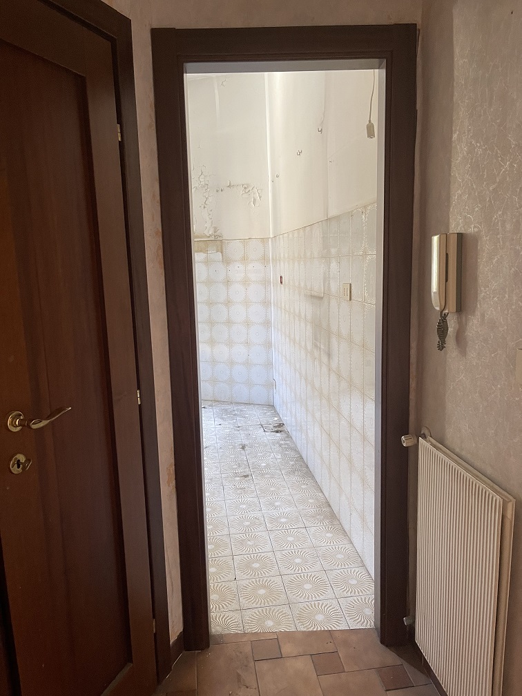 APPARTAMENTO INT.8 DI 5 VANI CON ASCENSORE + ASSENTE. Dati catastali [N.C.E.U.]: cat.A/4, fg. 825, part.19, sub.11. Sup cat.74. Piena proprietà lotto libero.