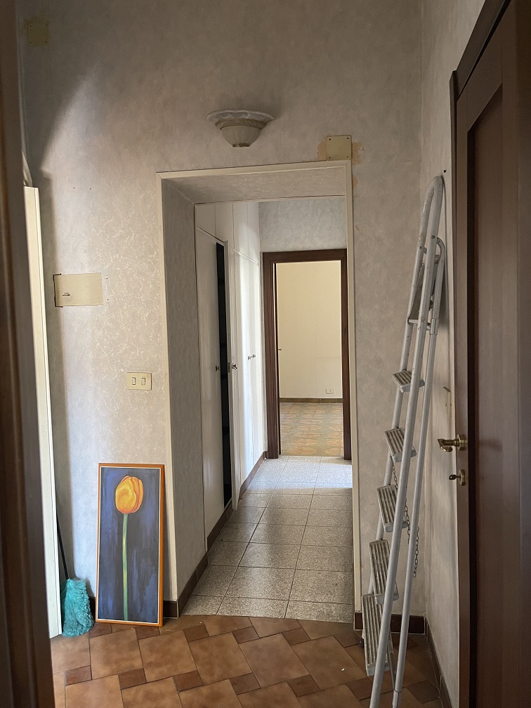 APPARTAMENTO INT.8 DI 5 VANI CON ASCENSORE + ASSENTE. Dati catastali [N.C.E.U.]: cat.A/4, fg. 825, part.19, sub.11. Sup cat.74. Piena proprietà lotto libero.