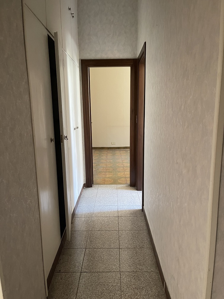 APPARTAMENTO INT.8 DI 5 VANI CON ASCENSORE + ASSENTE. Dati catastali [N.C.E.U.]: cat.A/4, fg. 825, part.19, sub.11. Sup cat.74. Piena proprietà lotto libero.