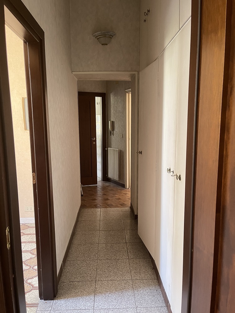 APPARTAMENTO INT.8 DI 5 VANI CON ASCENSORE + ASSENTE. Dati catastali [N.C.E.U.]: cat.A/4, fg. 825, part.19, sub.11. Sup cat.74. Piena proprietà lotto libero.