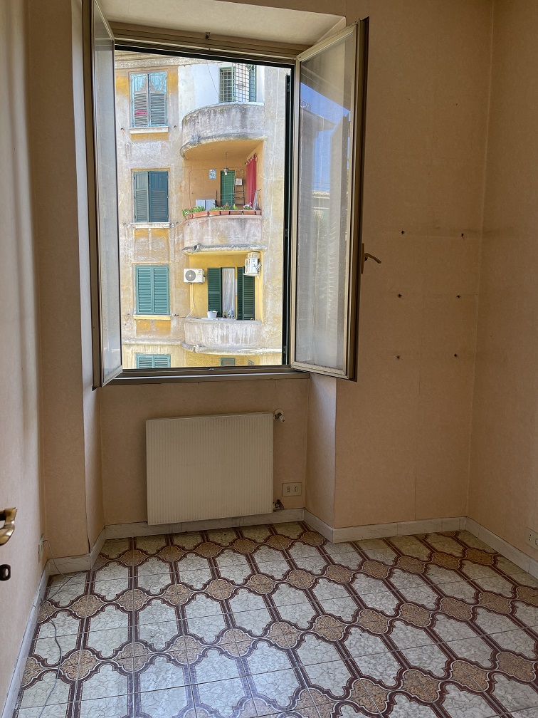 APPARTAMENTO INT.8 DI 5 VANI CON ASCENSORE + ASSENTE. Dati catastali [N.C.E.U.]: cat.A/4, fg. 825, part.19, sub.11. Sup cat.74. Piena proprietà lotto libero.