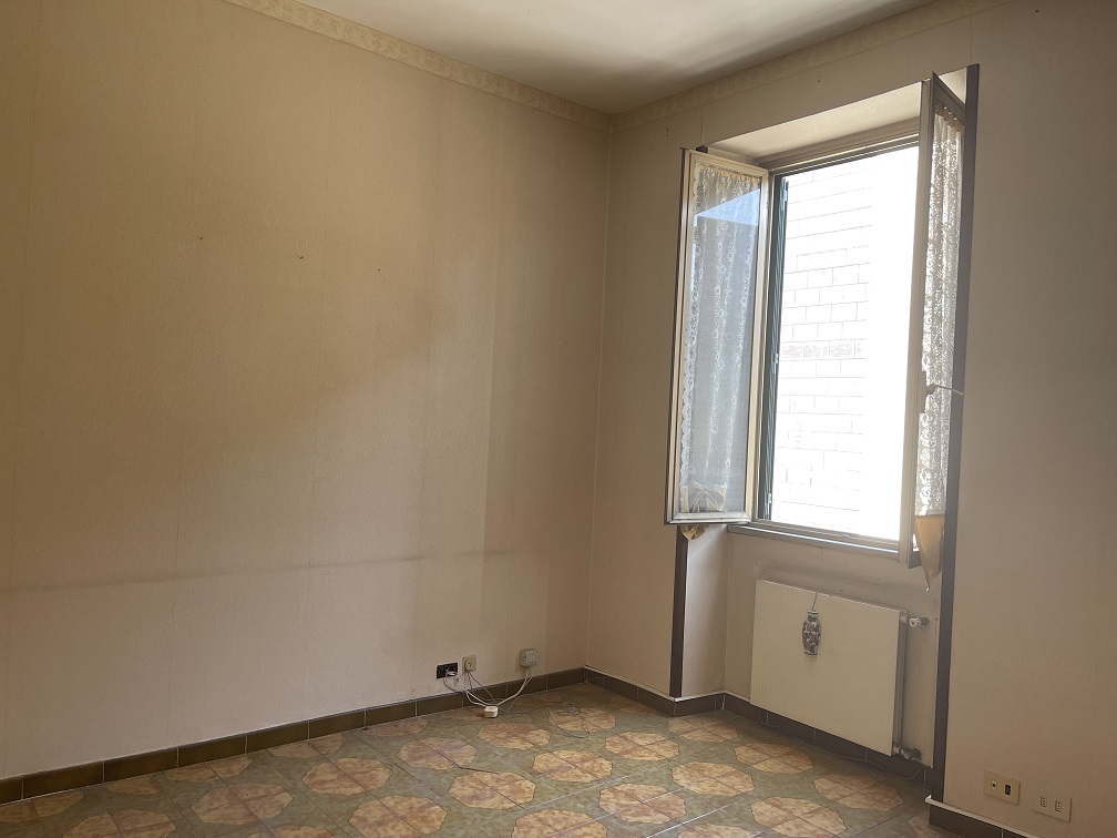 APPARTAMENTO INT.8 DI 5 VANI CON ASCENSORE + ASSENTE. Dati catastali [N.C.E.U.]: cat.A/4, fg. 825, part.19, sub.11. Sup cat.74. Piena proprietà lotto libero.