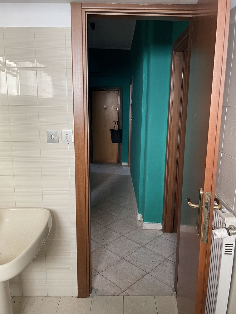 APPARTAMENTO INT.7 DI 4,5 VANI SENZA ASCENSORE + BALCONI. Dati catastali [N.C.E.U.]: cat.A/3, fg. 843, part.742, sub.501. Sup cat.78. Piena proprietà lotto libero.