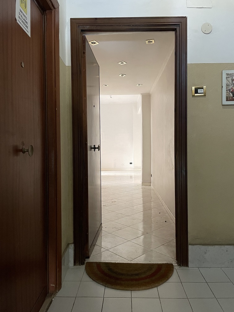 APPARTAMENTO INT.8 DI 2,5 VANI SENZA ASCENSORE + BALCONI. Dati catastali [N.C.E.U.]: cat.A/3, fg. 843, part.742, sub.502. Sup cat.51. Piena proprietà lotto libero.
